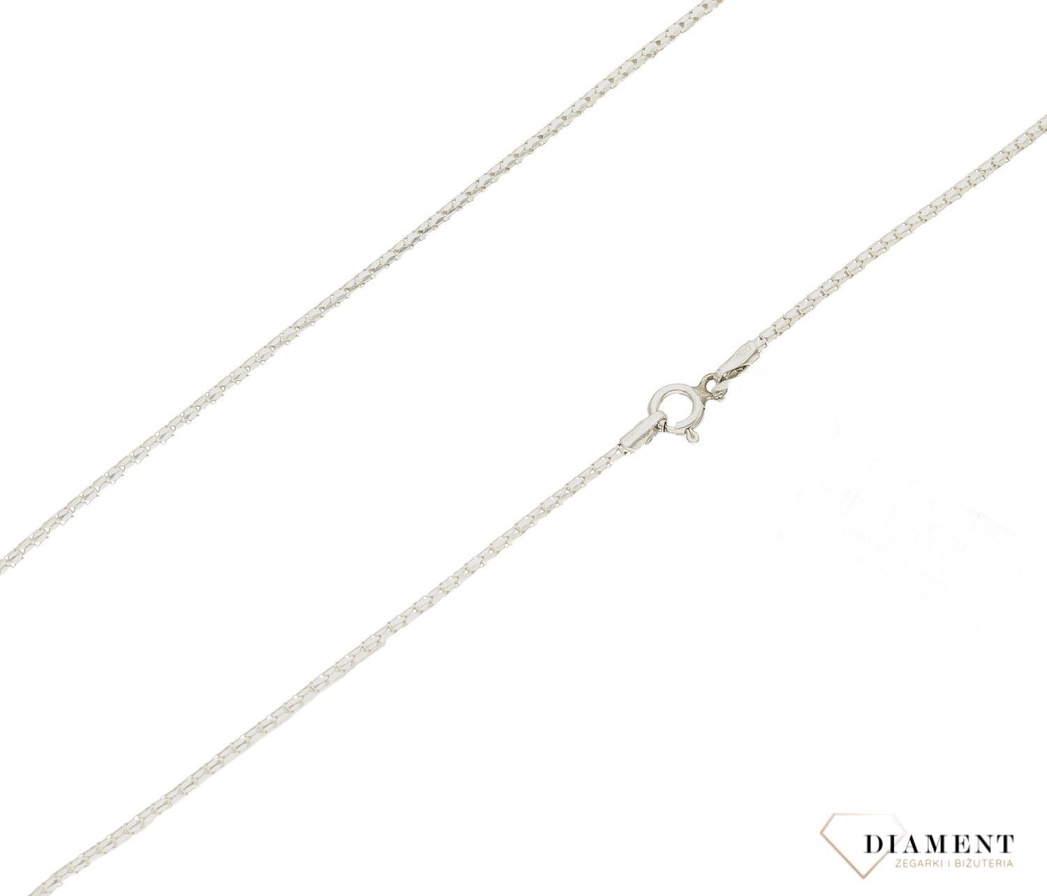 Srebrny łańcuszek 925 żmijka 1,4mm DIA-LAN-6016-925 1,4mm. Łańcuszki to uniwersalne dodatki, które sprawdzają się na każdą okazję i dla kobiet w każdym wieku. Srebrny łańcuszek jest uniwersalnym dodatkiem. Piękny grawer na łań (1).jpg